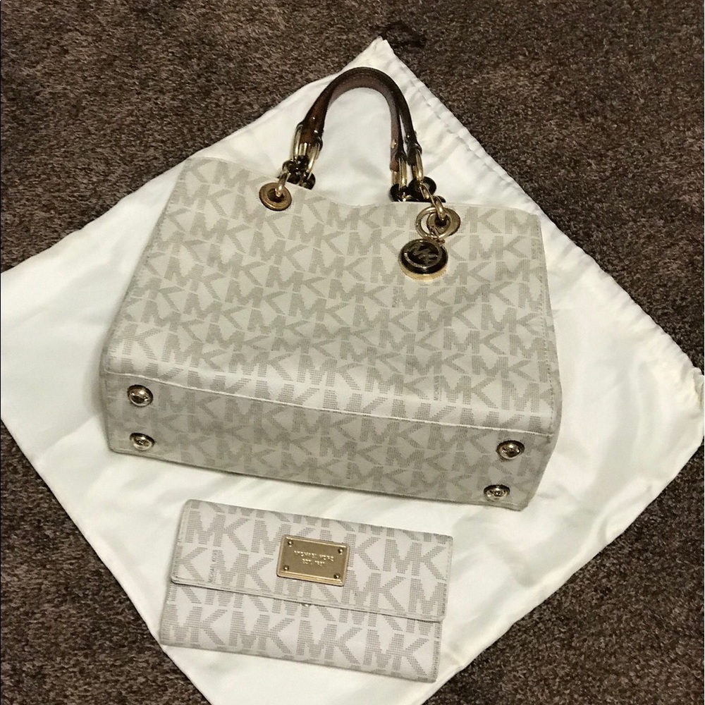 Micheal Kors Medium Convertible Satchel w/ wallet